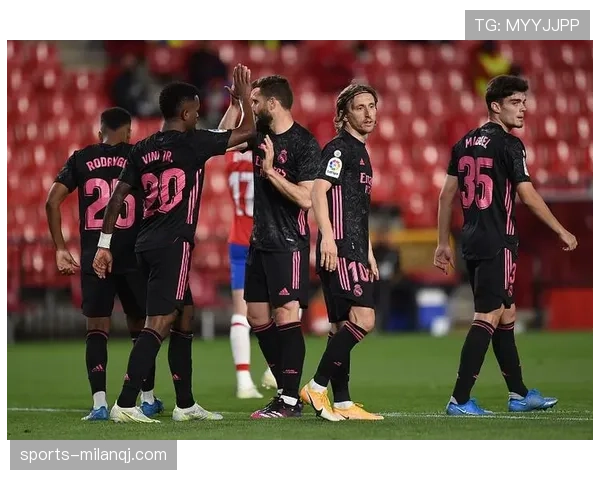 德里克·怀特挡拆制造多次突破，提升球队关键时刻得分效率