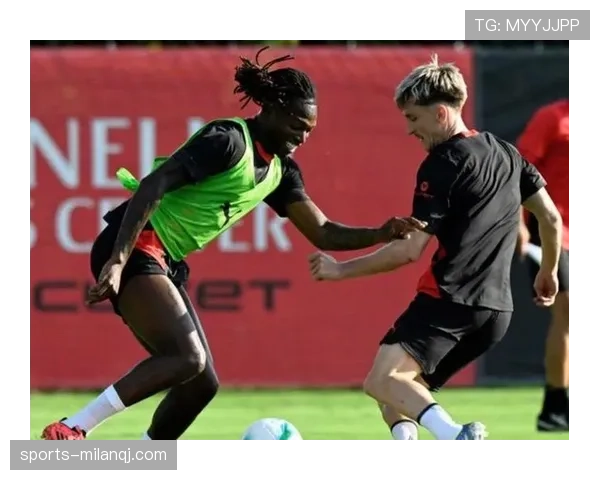 AC米兰边路主导进攻，中路层次是否制约战术多样性？